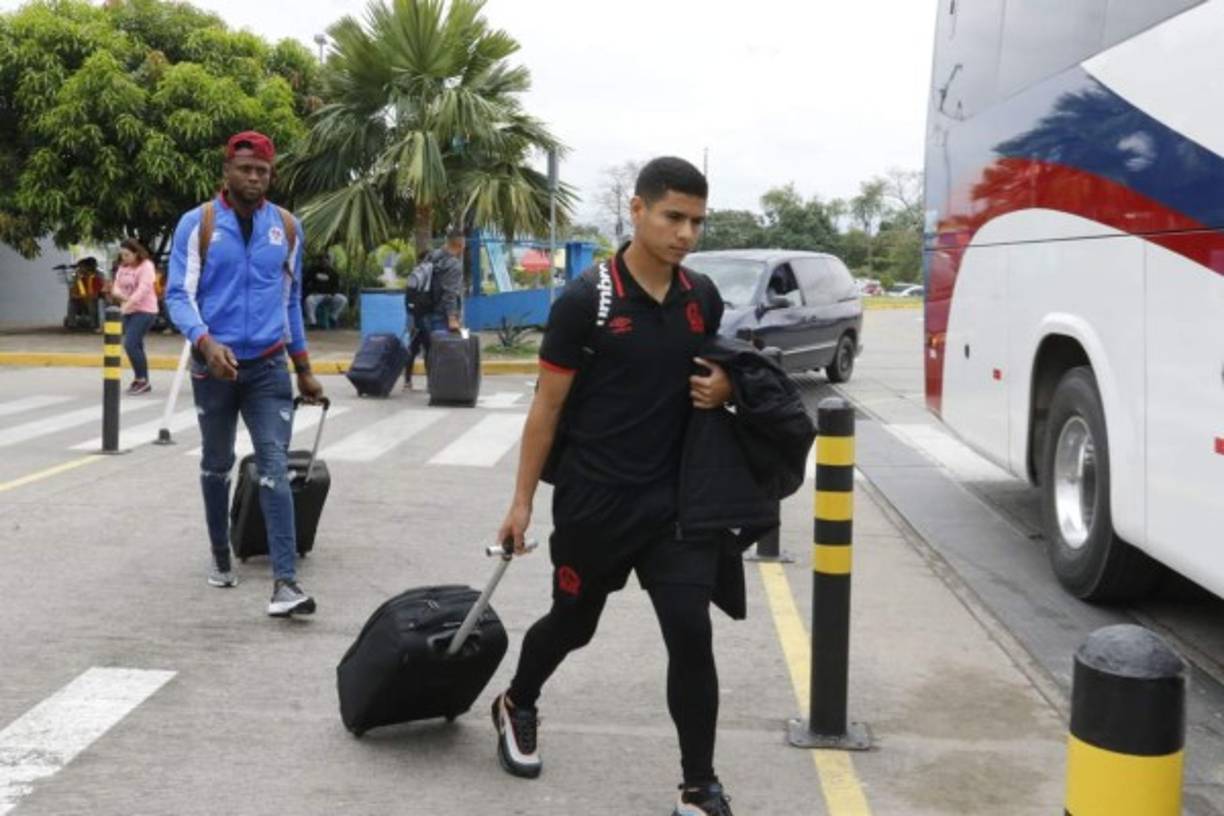 Carlos Pineda de camino al autobús del Olimpia.