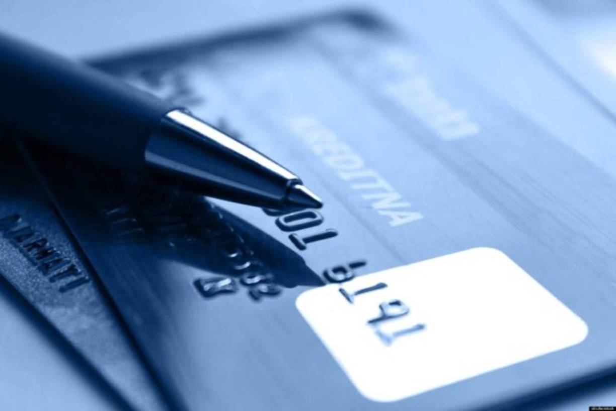 Insuficiente considera el Ejecutivo la rebaja de 19% a los intereses de las tarjetas de crédito consensuada entre la banca hondureña y el Congreso Nacional. En declaraciones brindadas a los medios, el presidente Juan Orlando Hernández señaló que la tasa de referencia utilizada para consensuar (74%) es un valor que ya no está vigente. Luego de las reformas a la ley que regula las tarjetas de crédito la tasa más alta autorizada es de 65% y debía ser esa la utilizada como referencia.