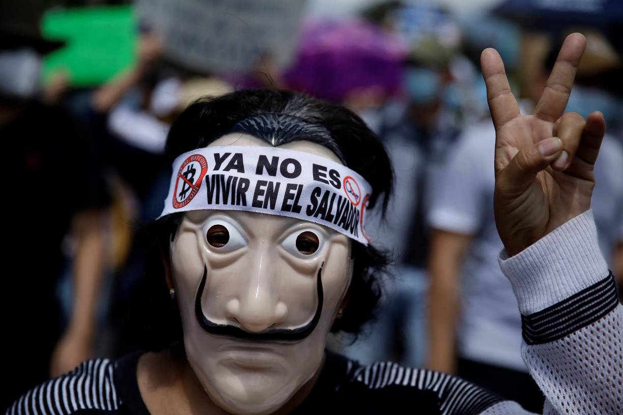 También se pudo leer: “Mamá, me fui a defender mi patria. Si no regreso, me fui con ella” y “Basta de abusos contra la prensa”.Los sectores que protestaron han criticado al presidente Bukele —principalmente desde las redes sociales— por supuestamente minar la separación de los órganos de Estado, atacar la transparencia en el manejo de recursos estatales y atacar a la prensa, entre otras denuncias.