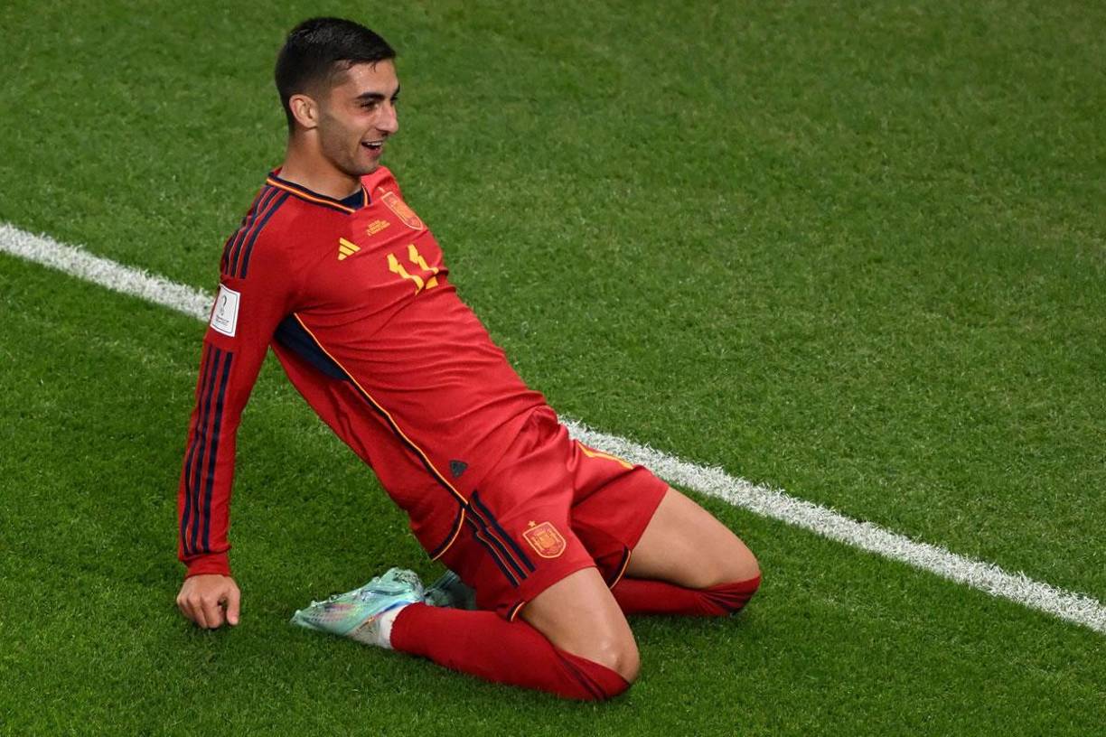 Así celebró Ferran Torres su doblete para el 4-0 de los españoles. Ya era paliza.
