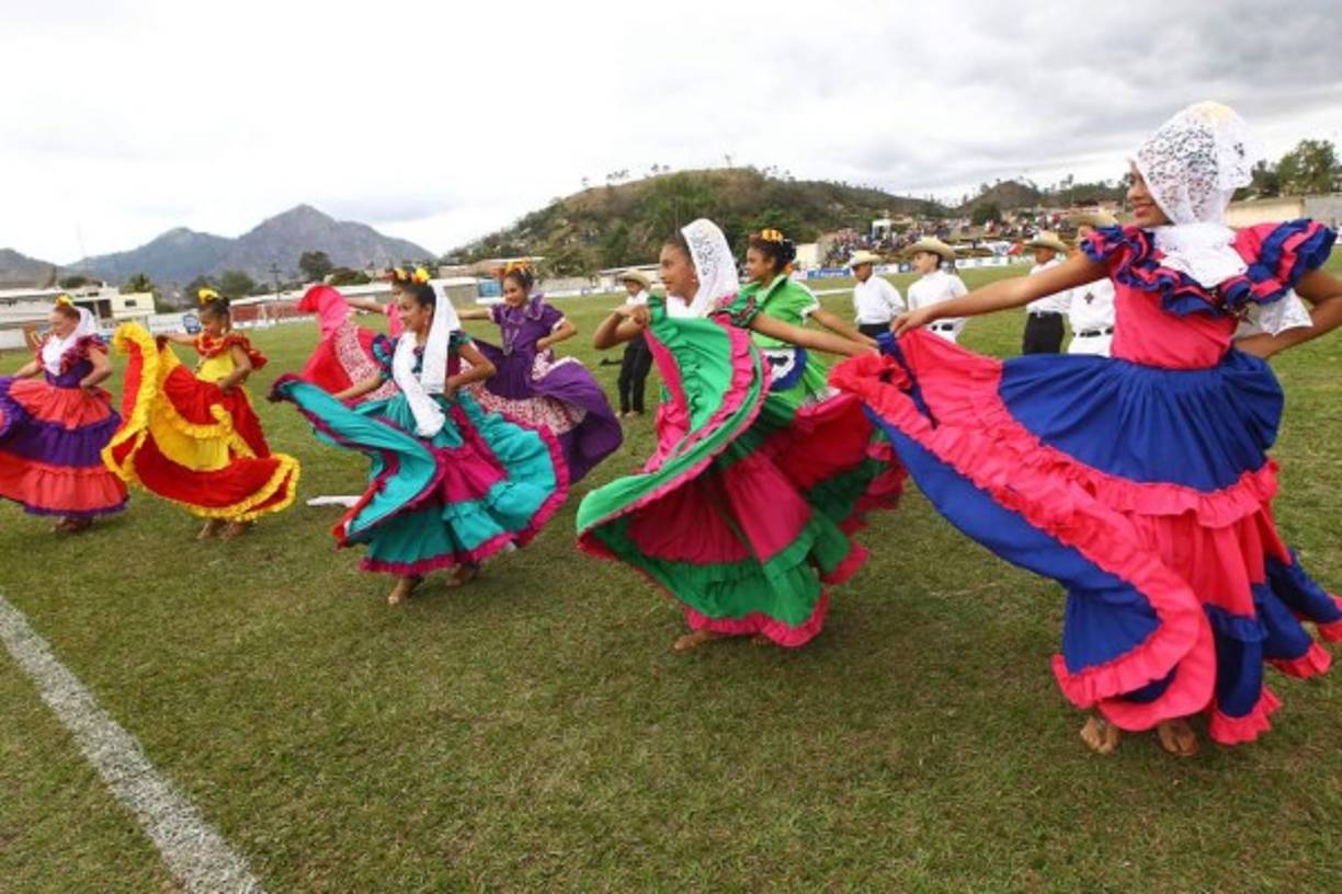 Real Madrid's Spanish midfielder Marco Asensio (L) celebrates a goal with Real Madrid's Brazilian forward Vinicius Junior during the Spanish King's Cup (Copa del Rey) football match between UD Melilla and Real Madrid CF at the Alvarez Claro municipal stadium in the autonomous city of Melilla on October 31, 2018. (Photo by JORGE GUERRERO / AFP)