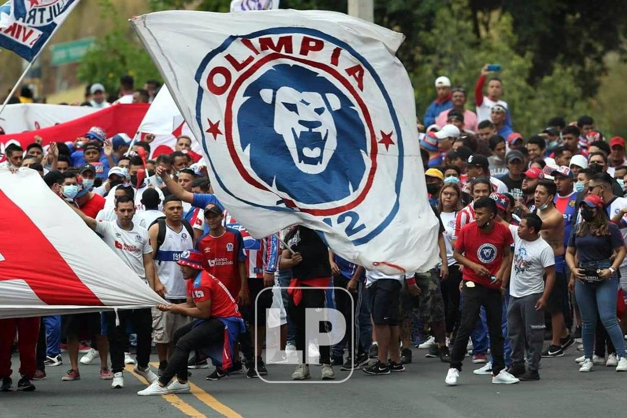 La Ultra Fiel puso el ambiente previo al partido con el show que montaron a su llegada al estadio Nacional.