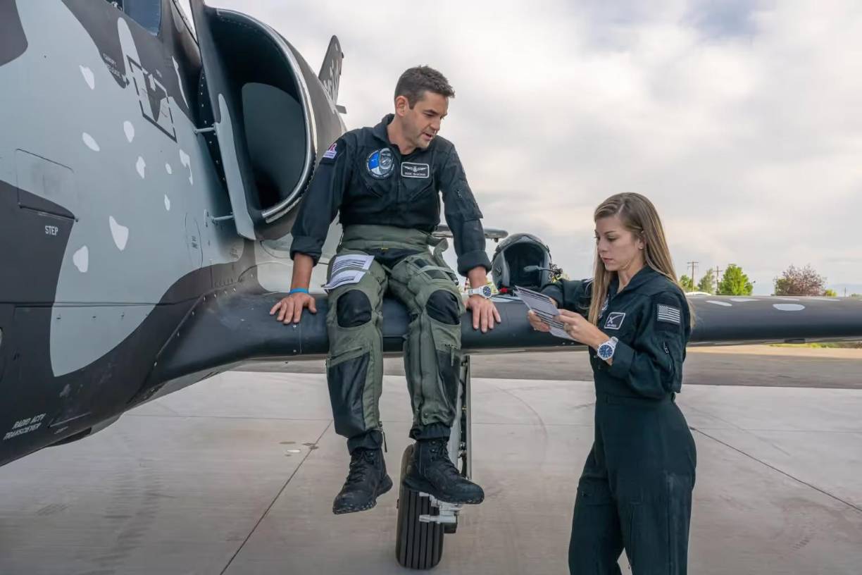 El multimillonario también es un piloto experimentado que vuela su propio caza MiG-29.