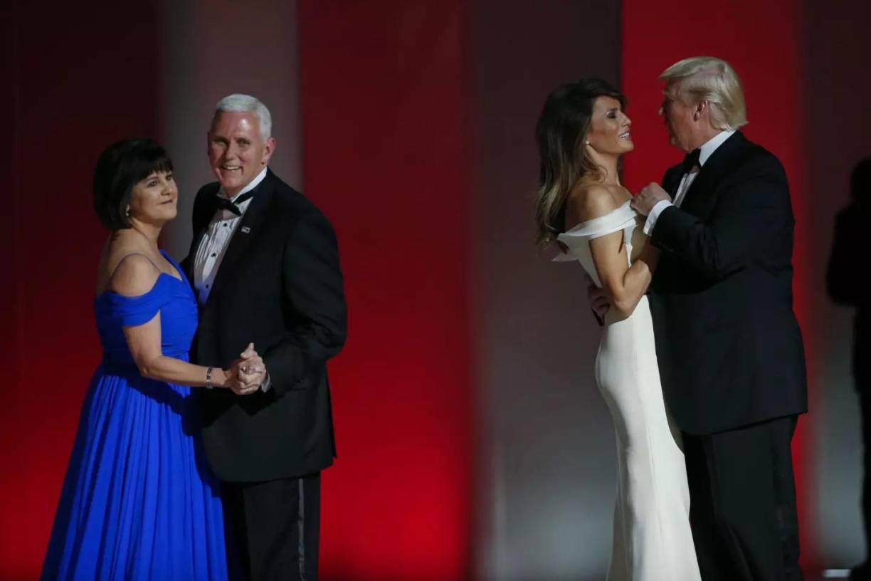 Cuando cae la noche tras la investidura arranca la fiesta en Washington, que se llena de galas para celebrar al nuevo presidente y se produce una acto central: el primer baile entre el presidente y la primera dama.