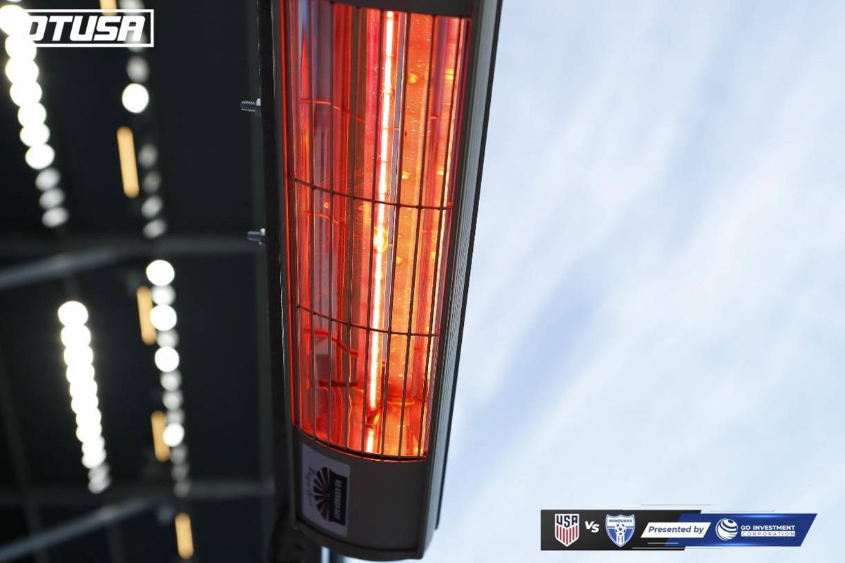 Arriba en la banca los jugadores también tienen una lámpara de calor.