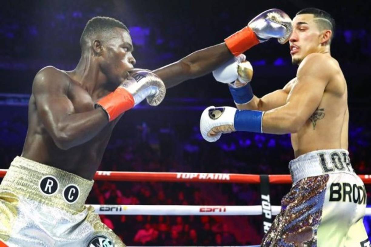 Richard Commey intentó hacer daño al hondureño, pero éste supo esquivar bien.