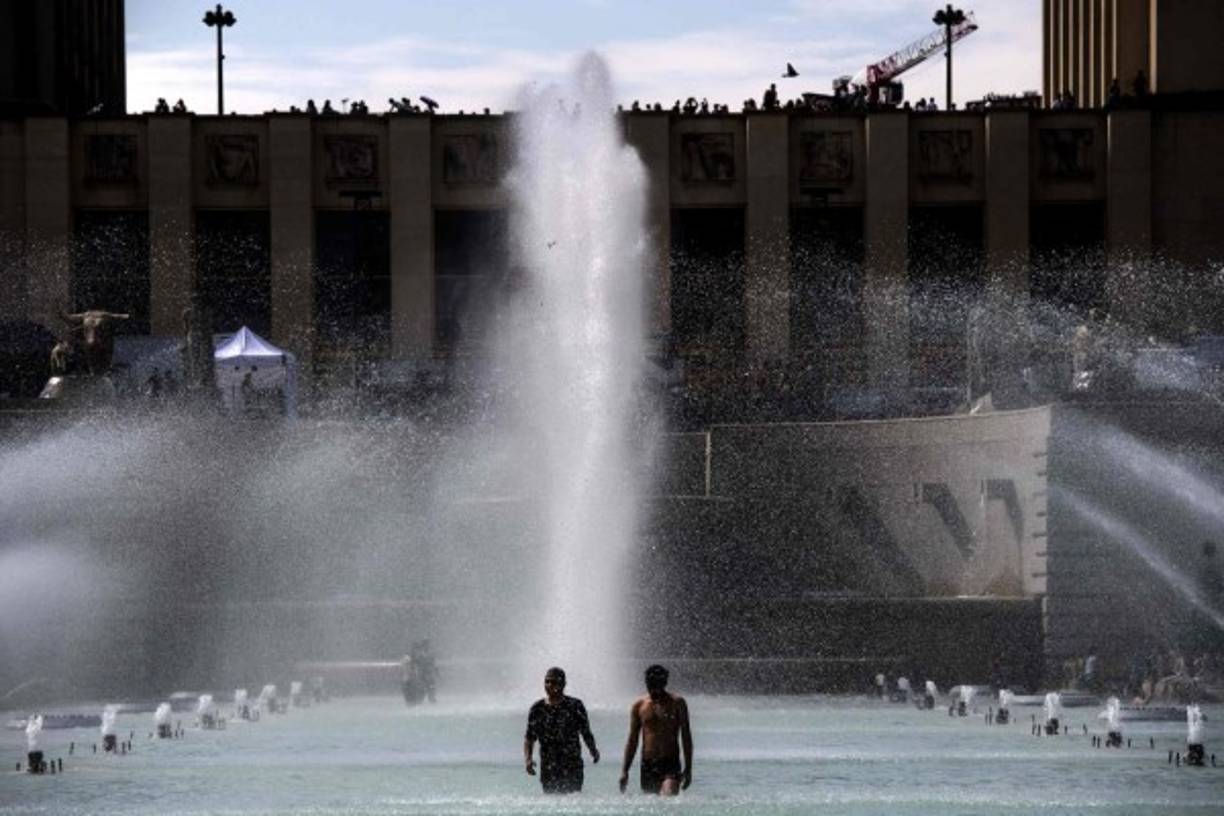 En Francia, donde se espera entre 35 °C y 39 °C el martes por la tarde, las autoridades emitieron una alerta naranja en más de la mitad de los departamentos y pidieron a los residentes tomar precauciones.