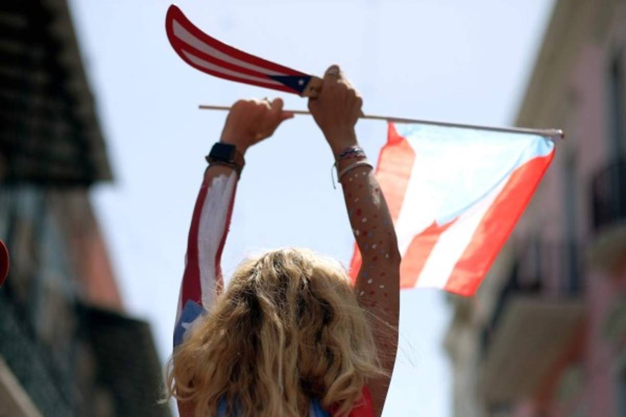 Otros manifestantes se plantaron frente a La Fortaleza, la mansión del Gobernador para celebrar la victoria del pueblo puertorriqueño.