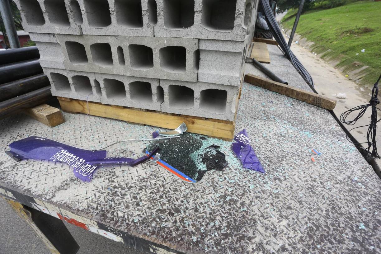 El accidente también involucró a un camión que transportaba materiales de una ferretería.