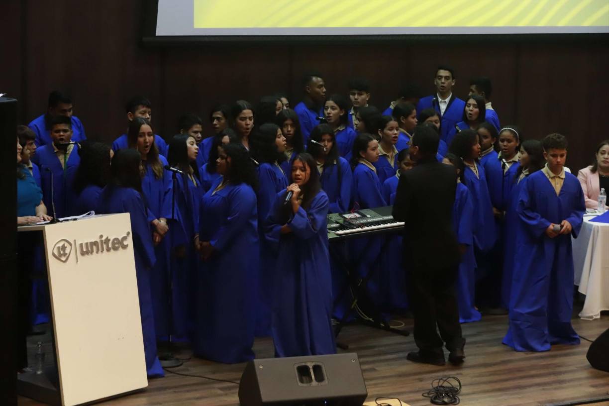 Coro Osovi cantó con mucha clase en los actos de graduación. 