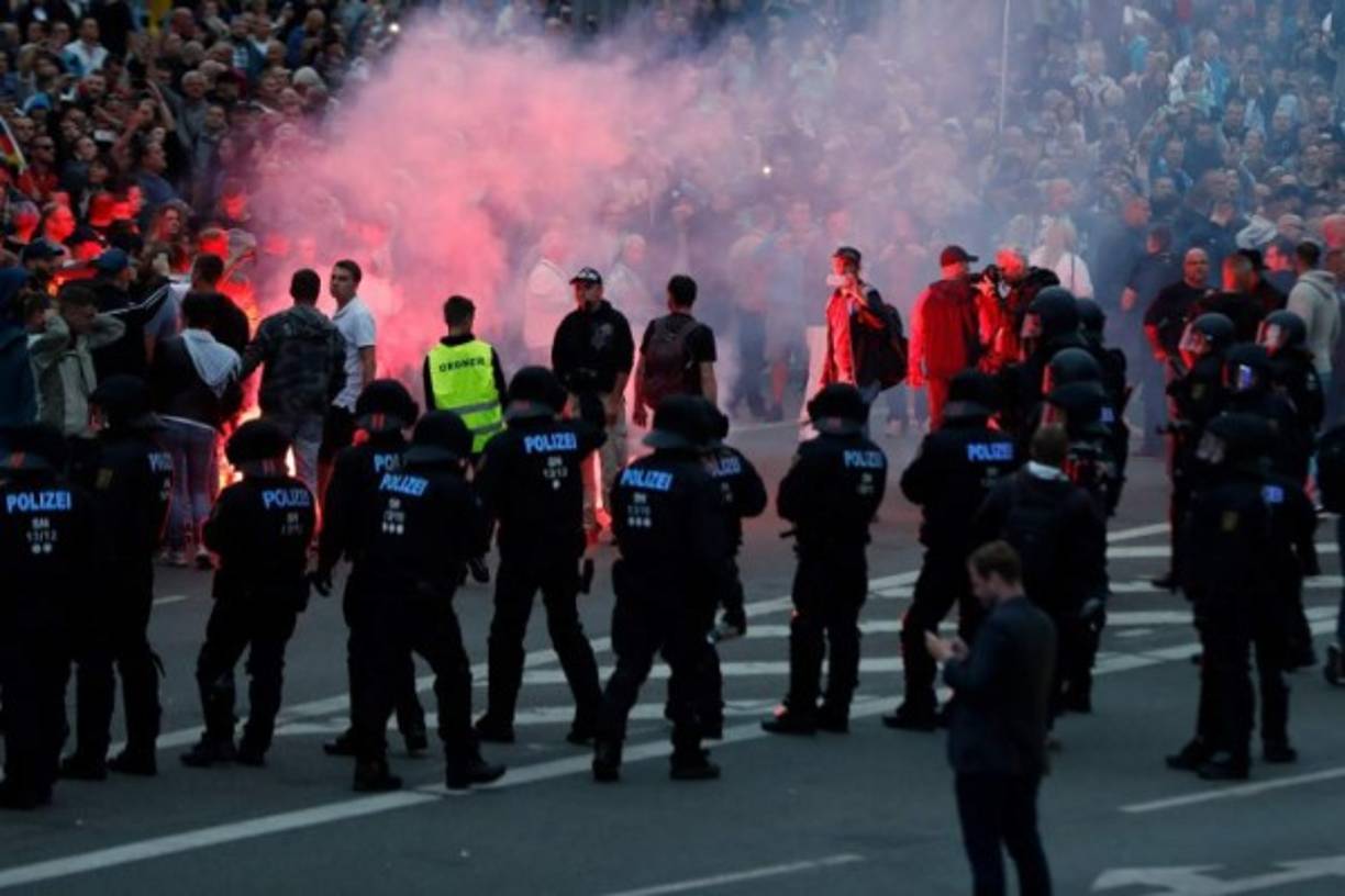 Al día siguiente, unas 6,000 personas volvieron a congregarse -algunas, haciendo el saludo nazi- y se enfrentaron a cientos de personas de izquierda radical, ante un despliegue policial insuficiente.