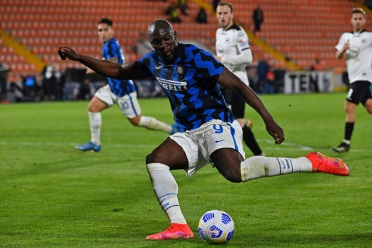 Lukaku: El delantero belga ha señalado que seguirá en las filas del Inter de Milán de cara a la próxima campaña: ''Me me quedo. Ya tuve contacto con el hombre que normalmente se convierte en nuestro nuevo entrenador (Simone Inzaghi). Quizás no debería decir eso todavía... pero fue una conversación muy positiva. Me siento bien en el Inter, y está el reto de volver a hacerlo (ganar el Scudetto)', dijo el belga en una entrevista en HLN. Foto AFP.