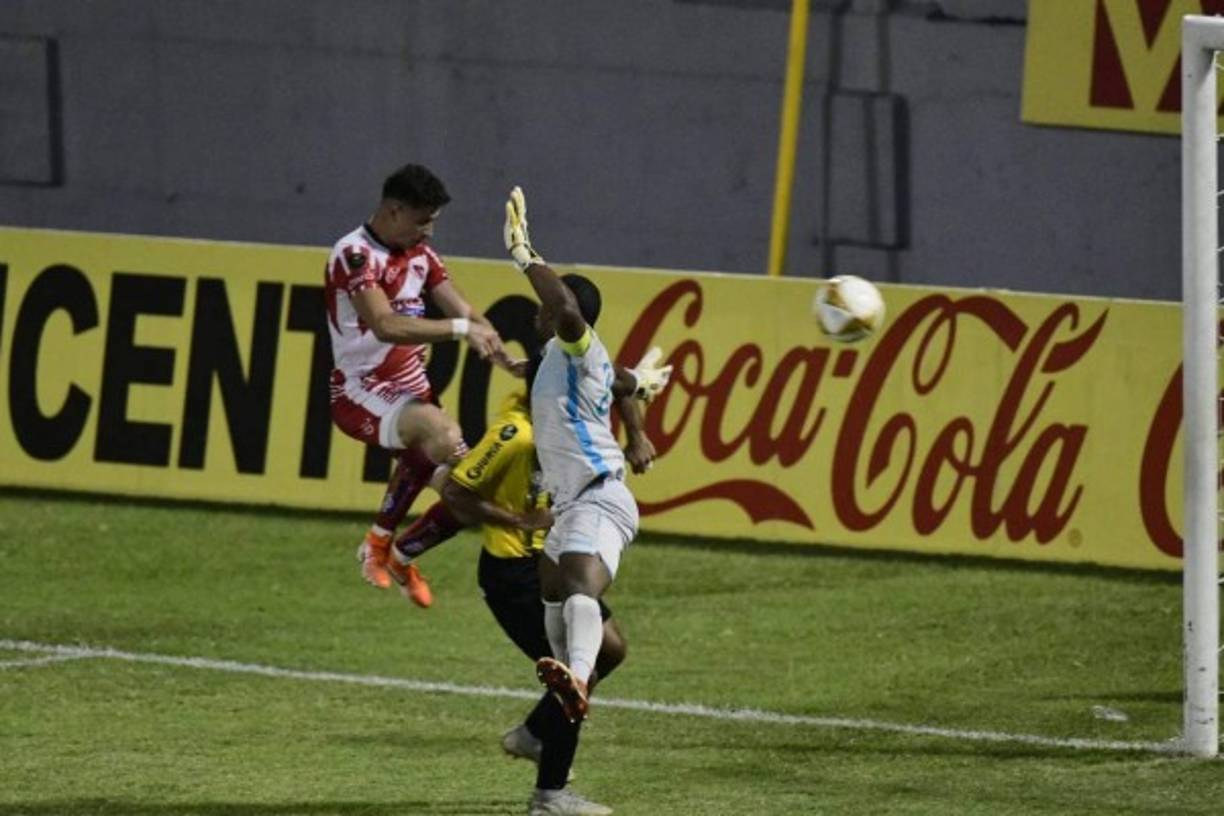 El Vida se adelantó con este cabezazo de Esdras Padillas tras una mala salida de Luis 'Buba' López.