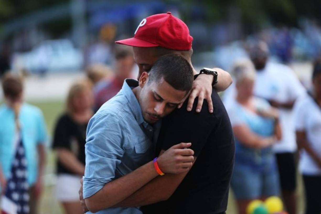 Miles de personas participaron ayer portando velas en una vigilia en el centro de Orlando en memoria de las víctimas de la matanza en el club nocturno Pulse hace una semana.