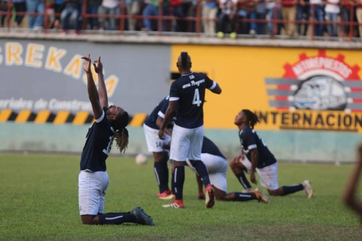 El festejo de los jugadores del Honduras Progreso por la victoria.