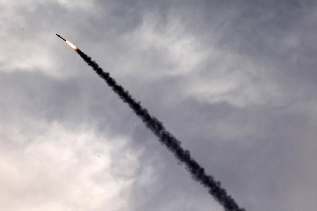 El ministro de Defensa de Israel, Yoav Gallant, instruyó esta tarde a las fuerzas armadas a preparar “una serie de operaciones adicionales” contra la Franja de Gaza y estar listos para el lanzamiento de cohetes de mayor alcance, tras una reunión para evaluar la situación de seguridad con el jefe del Estado Mayor, Herzi Halevi, y el jefe del Shin Bet, Ronen Bar.