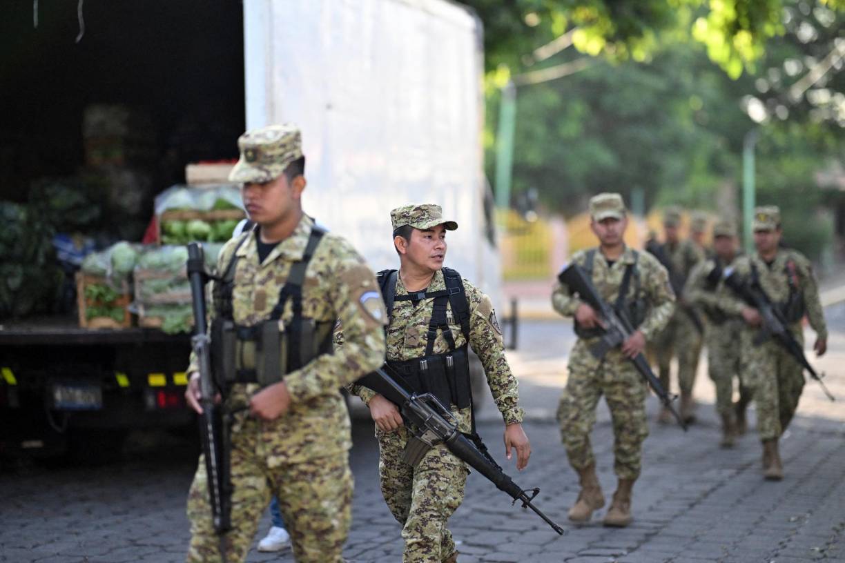 El presidente de El <b>Salvador</b>, Nayib Bukele, ordenó este miércoles abrir mercados móviles para contener el alza inédita en los precios de los alimentos, en lo que parece ser su nueva cruzada tras apaciguar el país con una “guerra” contra las pandillas criminales.