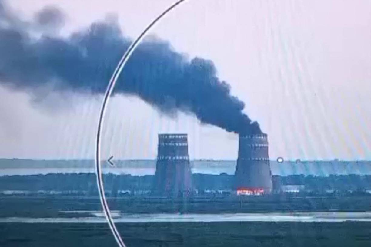 En tanto, un incendio se declaró el domingo en la torre de refrigeración de la central <b>nuclear</b> de Zaporiyia, en el sur de Ucrania, que se encuentra bajo control de las fuerzas rusas, con ambos países responsabilizándose mutuamente del incidente. 