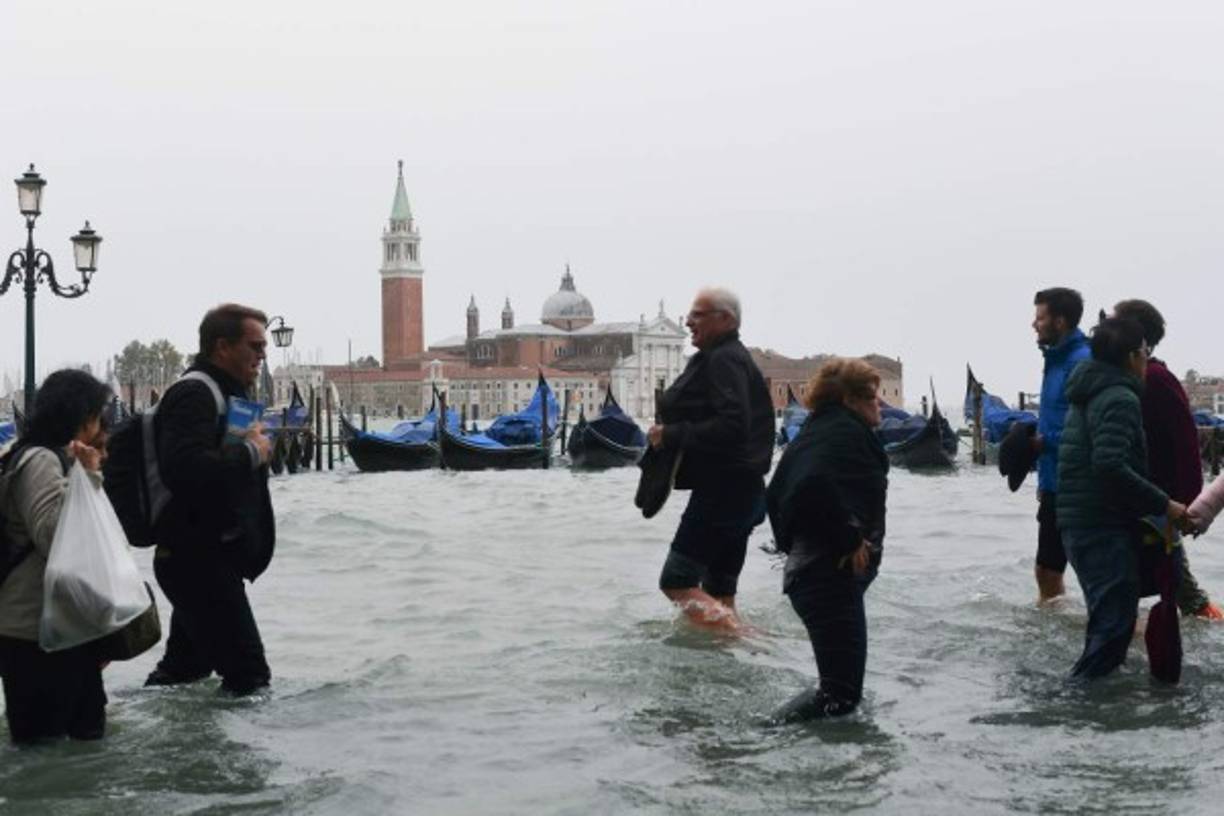 Estas la sexta vez en la historia reciente de la ciudad que el 'acqua alta' supera los 150 cm, la última se registró en 2008 cuando las aguas se situaron en 156 cm.