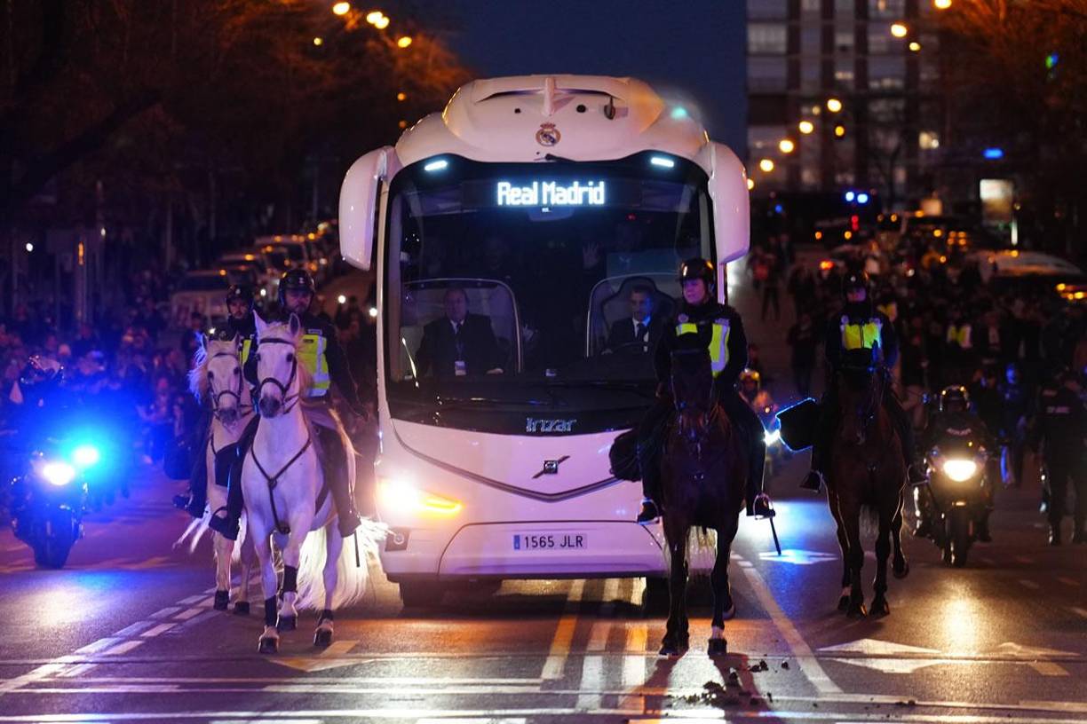 El autobús del Real Madrid llegando al estadio Santiago Bernabéu y animado por los aficionados madridistas.