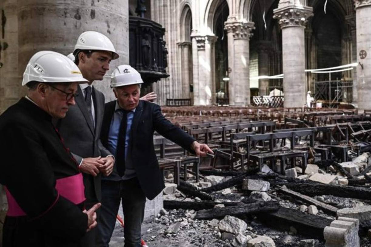 Entre tanto, arquitectos de medio mundo difunden sus propuestas de restauración para la catedral en redes sociales. Entre las ideas más descabelladas destacan un jardín con vidrieras e incluso una piscina en su techo.