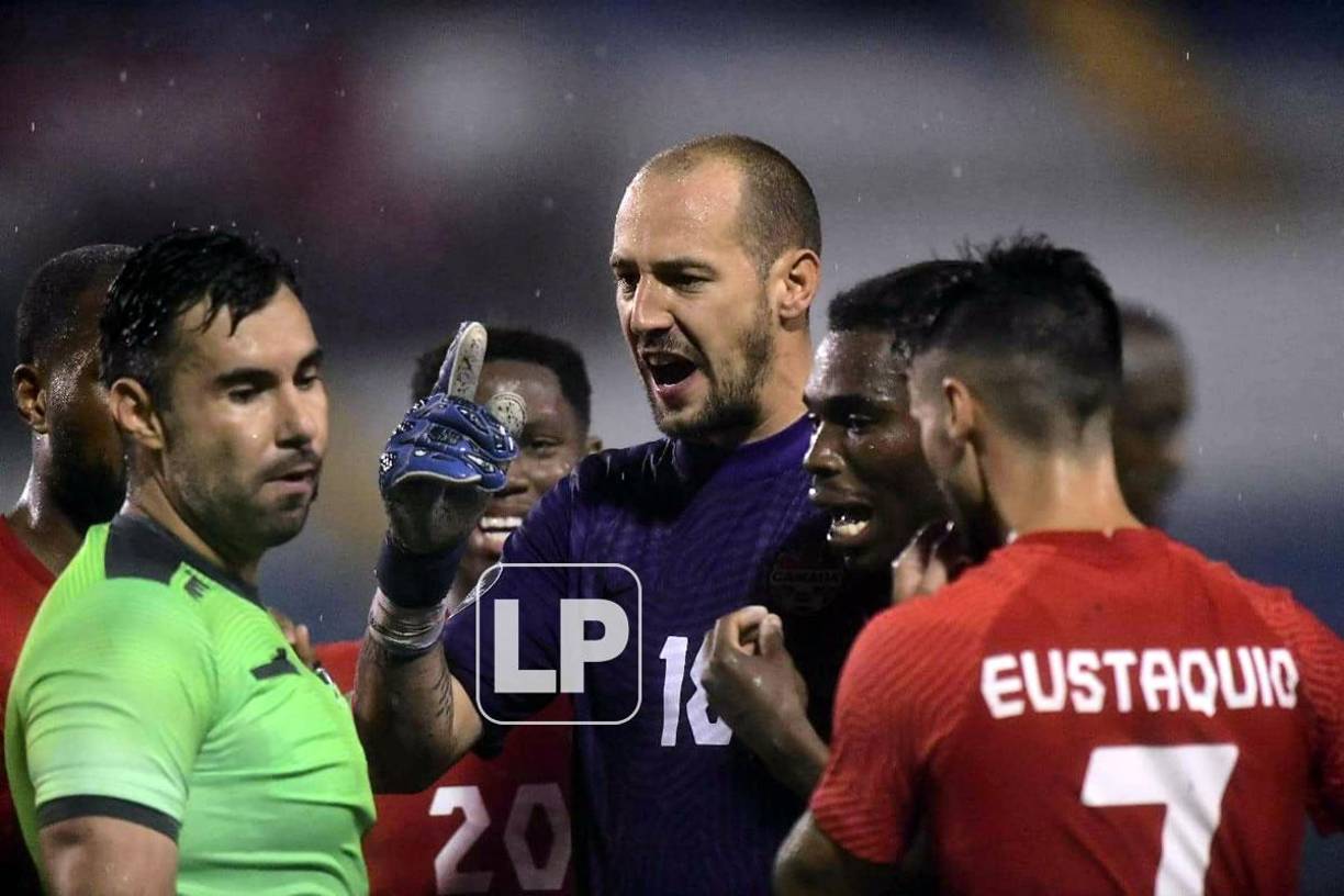 El tremendo enfado del portero de Canadá, Milan Borjan, le reclamó muy molesto al árbitro guatemalteco Mario Escobar.