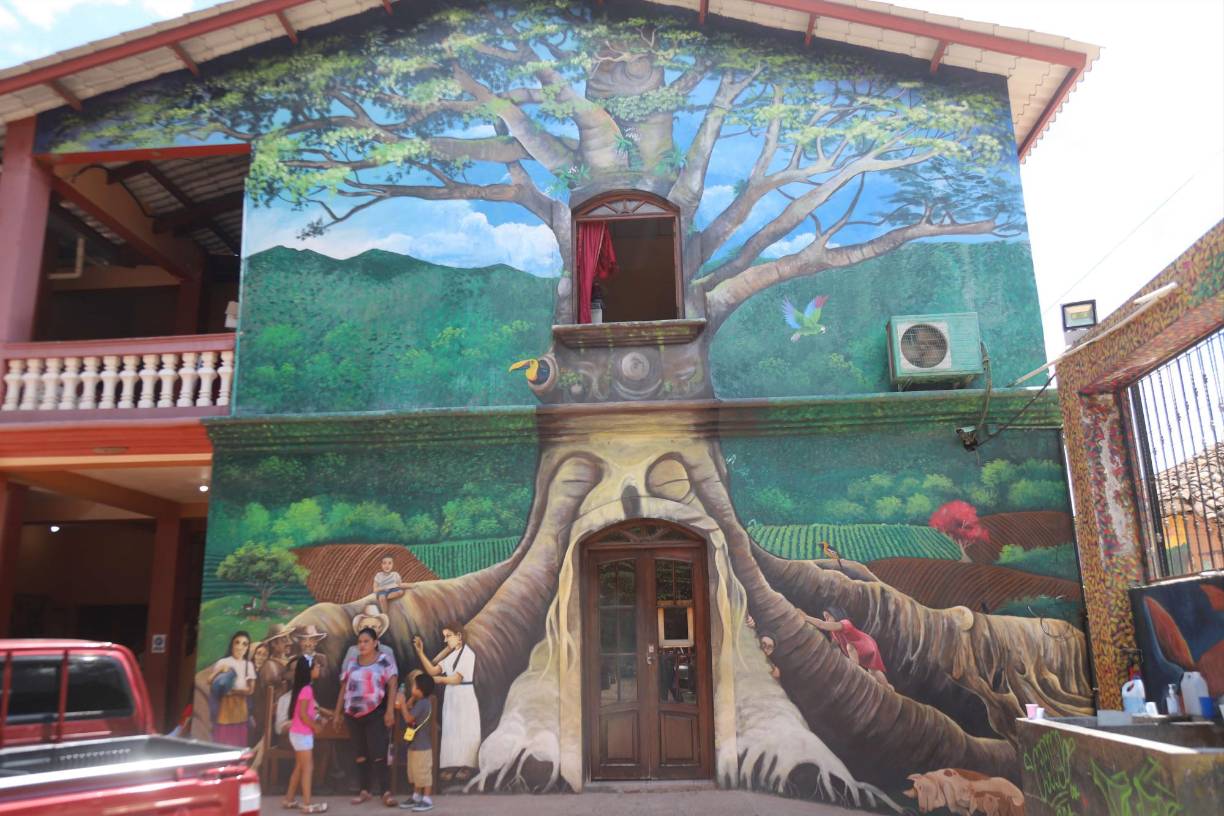 En la Municipalidad de la Arada está uno de los murales más imprecionantes y es un árbol que simula la flora que hay en Santa Bárbara.