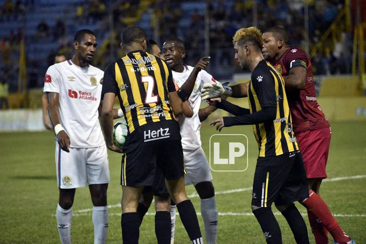 Boniek García estaba furioso por la decisión arbitral.