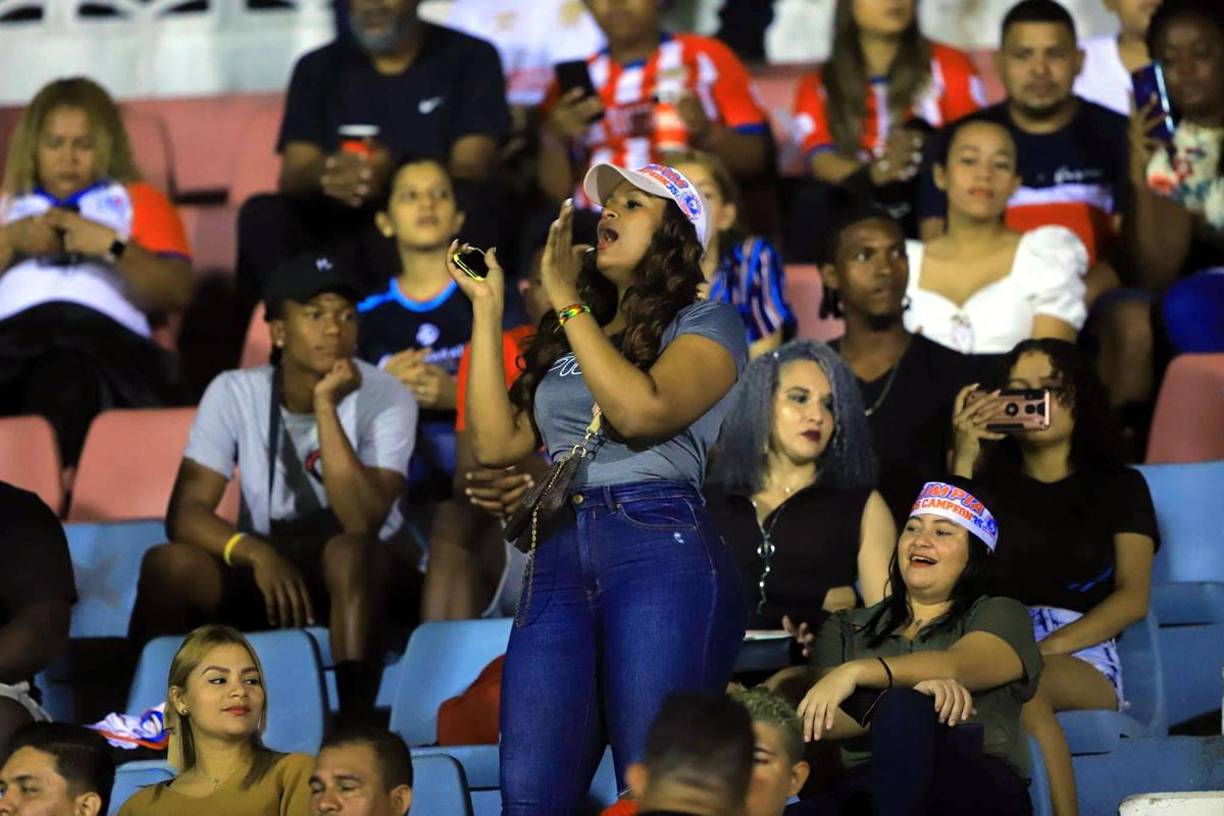 Esta guapa aficionada alentando al equipo de sus amores en la Gran Final.