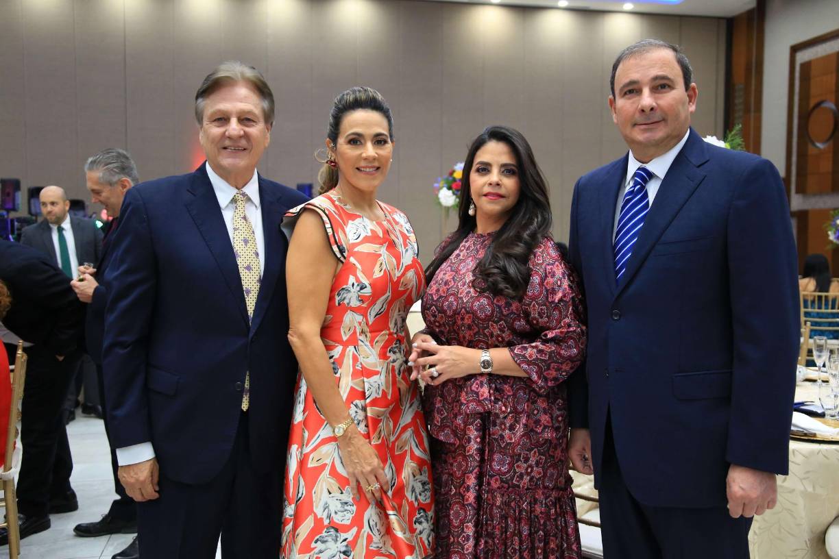 Kevin y Elena Szydel junto a Ana y Juan Carlos Sikaffy