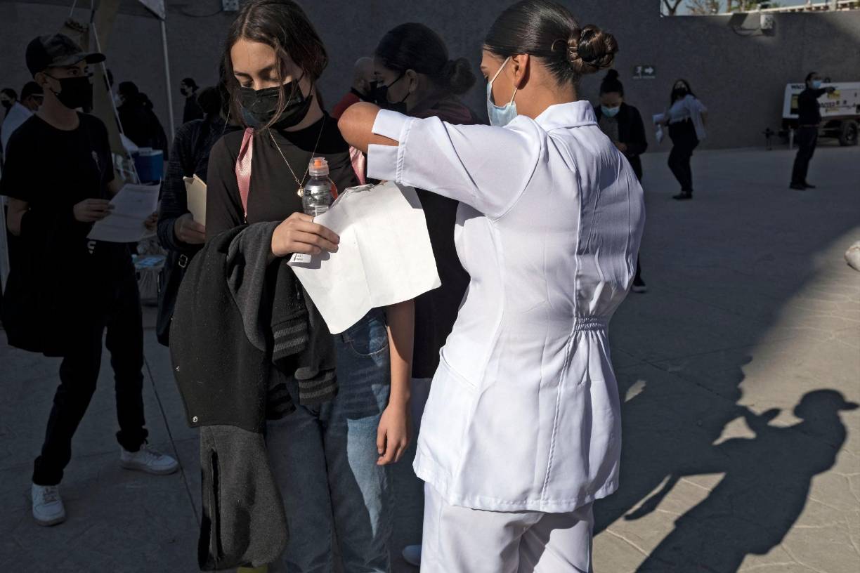 ¿Qué se debe hacer? Resulta mandatorio que a todo nivel se refuercen las medidas de bioprotección: uso mascarillas, distanciamiento físico, ventilación de espacios cerrados y evitar aglomeraciones. Hay que insistir en la vacunación completa para toda la población, especialmente a las poblaciones clasificadas en riesgo y aislarse ante cualquier síntoma, independientemente si las personas están vacunadas o no.