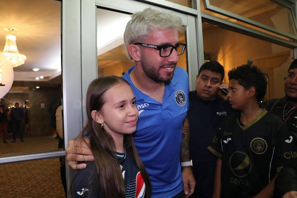 Esta pequeña aficionada del Motagua se mostró feliz al posar con su ídolo motagüense.