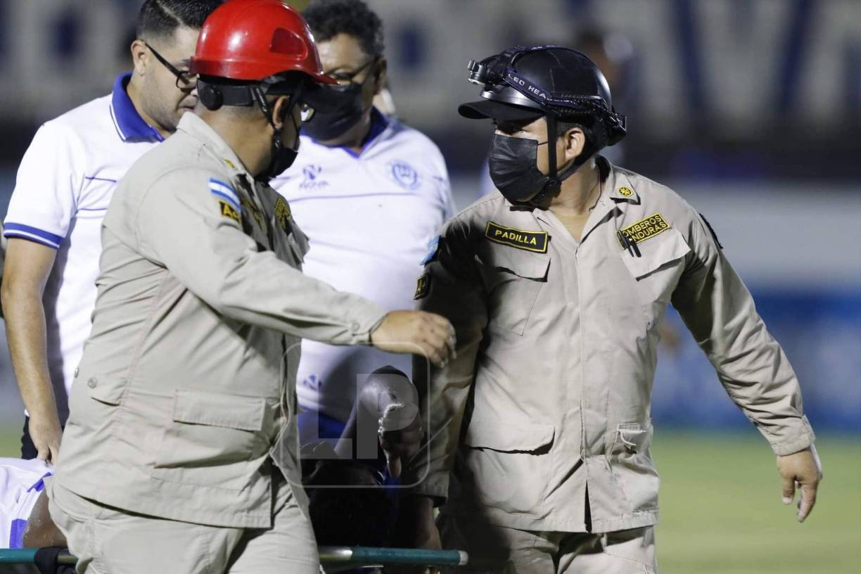 Afortunadamente Kenneth Hernández pudo reaccionar en el momento que fue retirado del campo. Fueron minutos de angustia debido a la salud del jugador del Victoria.