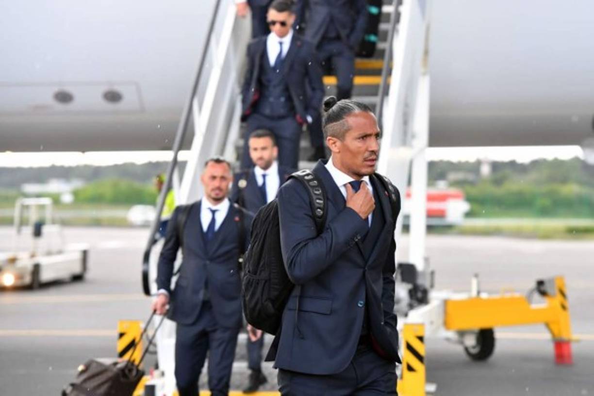 El defensa Bruno Alves tras bajar del avión que transportó a Portugal a Moscú. Foto AFP