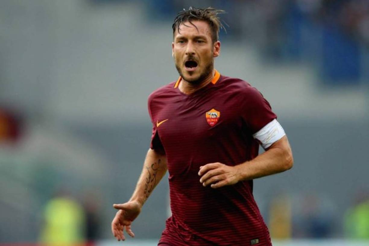 Francesco Totti: Se retirará cuando acabe la presente temporada después de haber disputado 25 temporadas en la Roma a los 40 años. Así lo confirmó el próximo director deportivo del conjunto italiano, Monchi, quien dio la noticia que ningún seguidor romanista quería escuchar. 'Esta es la última temporada de Totti. A partir del año que viene trabajará conmigo. Quiero aprender de él', afirmó el español. Se va una leyenda.
