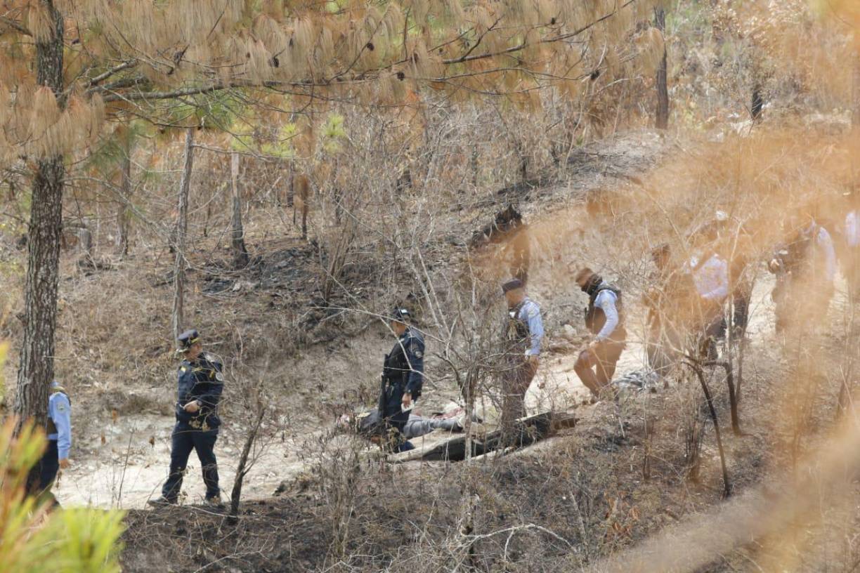 En la camioneta se hallaron chalecos antibalas, pasamontañas y más armas. 