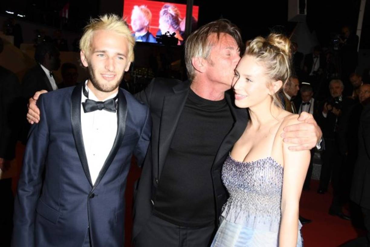 Sean Penn, con traje oscuro y camiseta negra, hizo un viaje de ida y vuelta por la alfombra roja, pues cuando estaba por entrar en el teatro Lumiere volvió a bajar las escaleras para reunirse con su hija, Dylan Frances, con quien se hizo fotos y entraron juntos a la proyección.