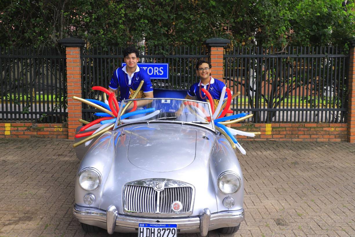 Este llamativo vehículo fue parte del recorrido que hicieron los estudiantes hasta su institución educativa. 