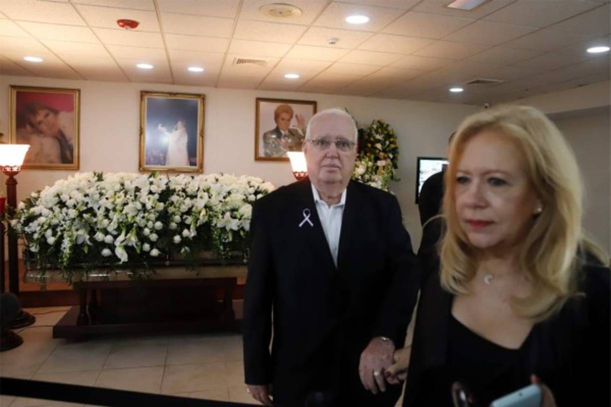 Familiares, amigos, colegas artistas y seguidores llegaron hasta la Funeraria Puerto Rico Memorial para darle el último adiós a Walter Mercado, cuyo cuerpo fue vestido con un atuendo de terciopelo, que cambiaba de violeta a azul marino con adornos y aplicaciones doradas.
