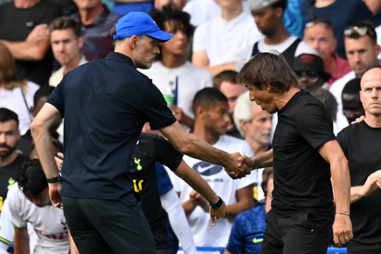 Tuchel y Conte se fueron a dar la mano. Sin embargo, algo ocurrió que se quedaron pegadas.