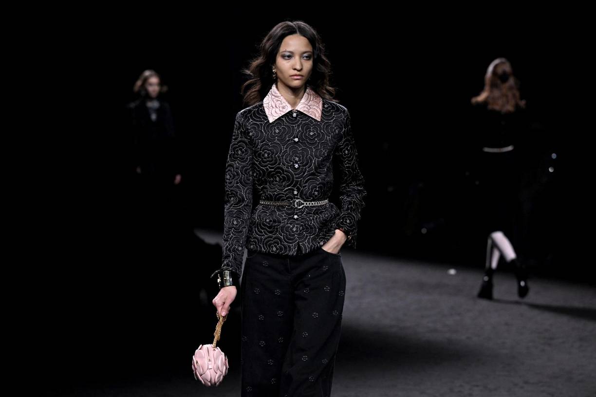 El negro imperó con una silueta que apuesta en general por chaqueta o jersey corto y pantalones anchos o falda con vuelo, marcando cintura.