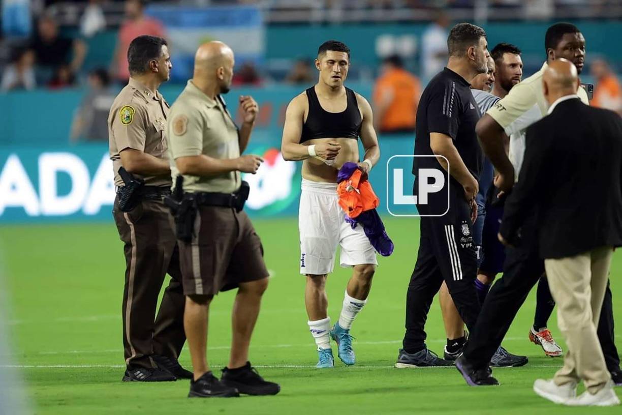 El hondureño Héctor Castellanos se llevó la camiseta de Messi.