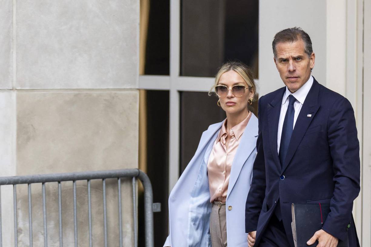 Hunter se graduó en la facultad de derecho de Yale y alternó trabajos en el gobierno o la banca antes de aterrizar en un fondo de inversión controlado por una familia y en su propia consultoría de negocios internacionales a finales de la década de 2000. Pero su vida se vio empañada por las adicciones al alcohol y el crack, aliviadas con períodos de rehabilitación.