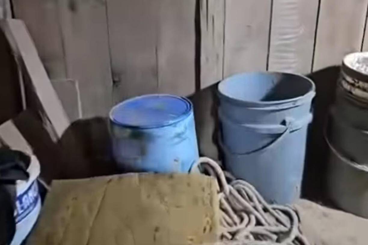 También se encontró una gran cantidad de tierra removida y máquinas de extracción.