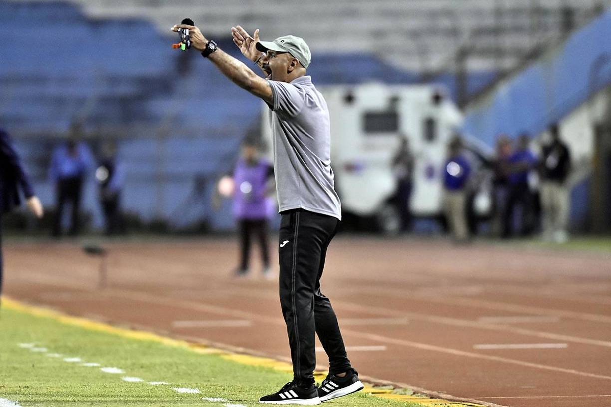 El entrenador del Motagua, Ninrod Medina, muy intenso en la banda dando indicaciones.
