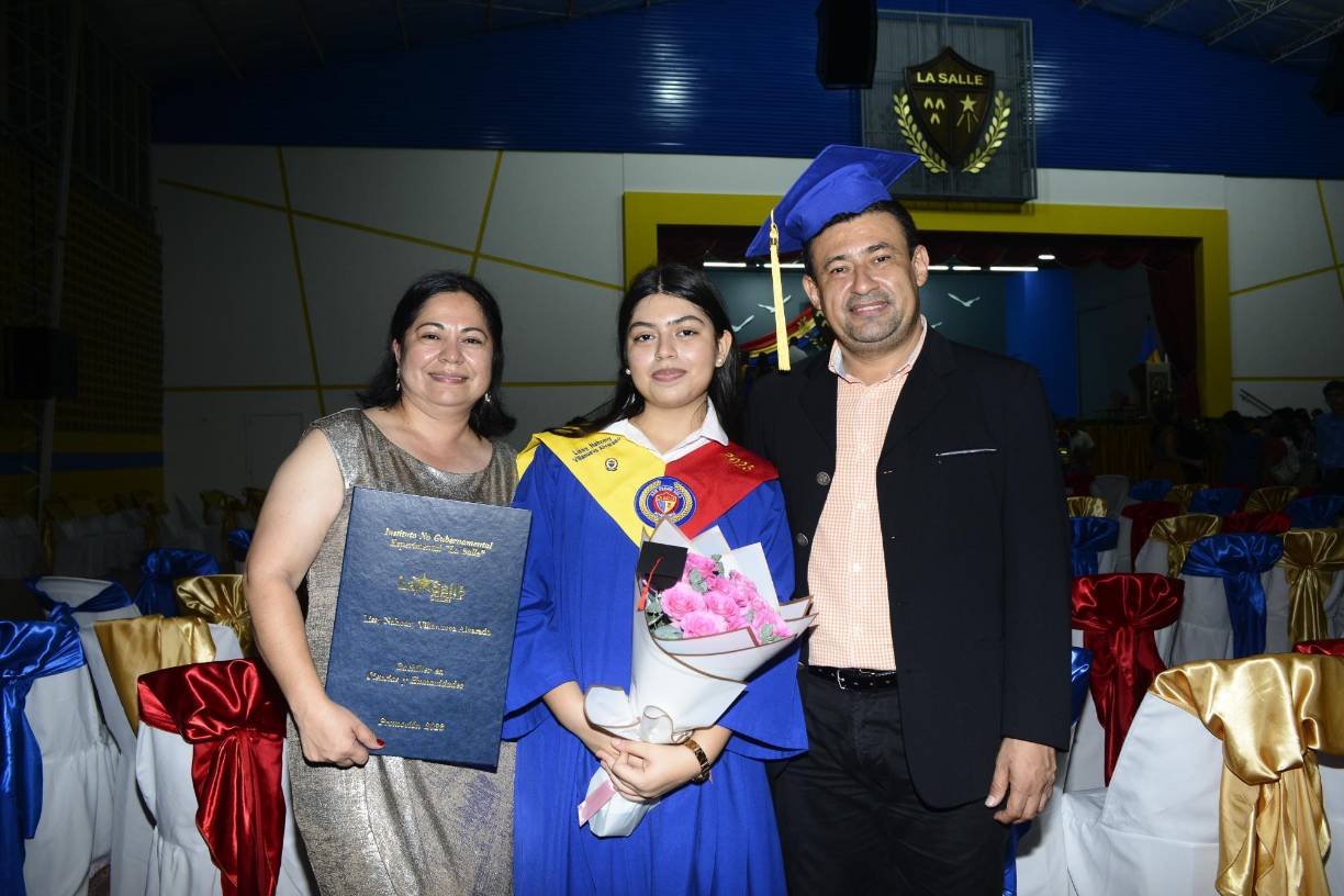 Claudia Alvarado, Lissy Villanueva y Ángel Villanueva