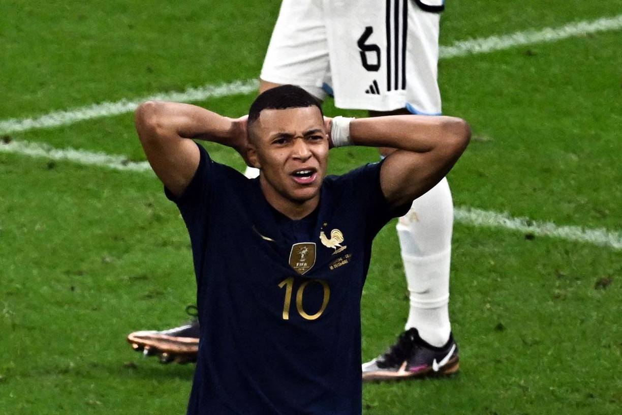 Kylian Mbappé se lamenta tras una ocasión fallada en la final de la Copa del Mundo en la que marcó un triplete.
