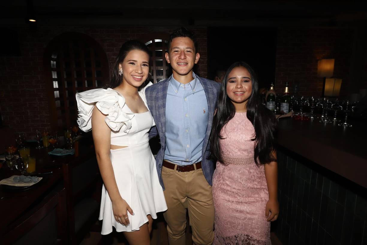 Claudia Flores, Eduardo Flores y Stephanie Interiano