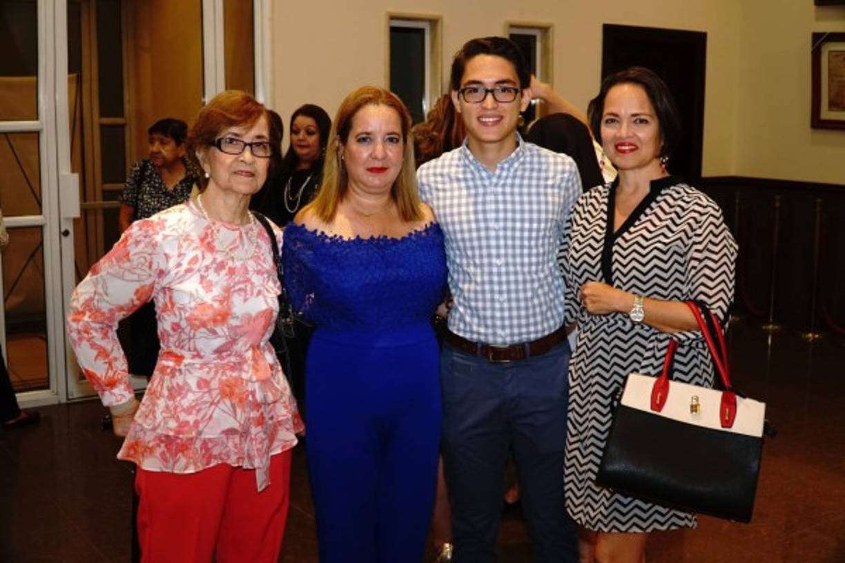 Martha y Patricia Oliva con Carlos y Claudia Velásquez.
