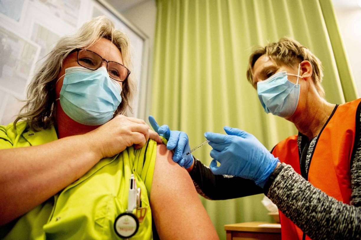 Por su parte, los virólogos llevaban meses advirtiendo de que sólo era cuestión de tiempo que surgiese una nueva cepa del covid más contagiosa y resistente a las vacunas.